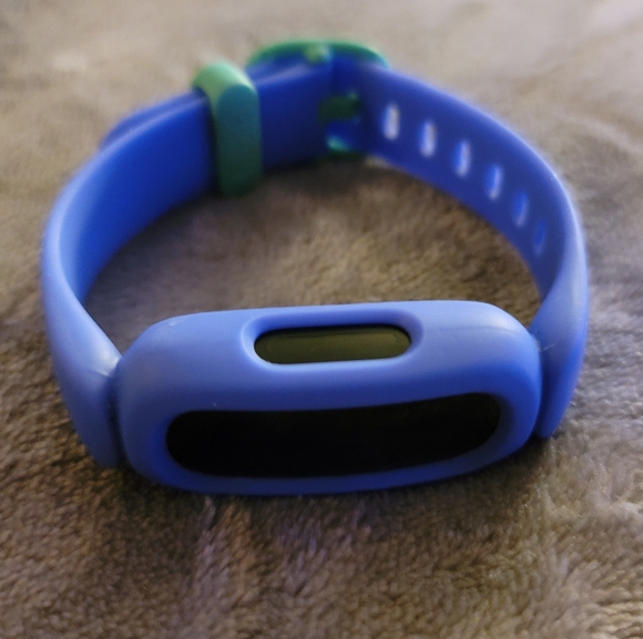 Fitbit Ace 3 Activity-Tracker for Kids 6+, Blue Astro Green, One Size - Picture 5 of 6